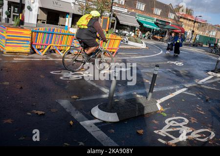 Pflanzer- und Bankbarrieren, die eine LTN (Low Traffic Neighborhood) bilden, eine Straßensperrfunktion des Southwark Council, die Autofahrer daran hindert, die Kreuzung von Carlton Avenue und Dulwich Village zu erreichen. Beschränkungen verhindern auch, dass der Verkehr am 1.. November 2022 in London, England, morgens und nachmittags zur Hauptverkehrszeit im Stadtteil Southwark durchfährt. Stockfoto