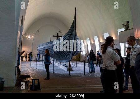 OSLO, NORWEGEN - 1. JULI 2016: Es ist eine echte Beerdigung Drakkar Vikings, die vom Boden des Osloer Fjords erhoben wird. Stockfoto