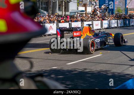 GUADALAJARA, MEXIKO - 25 2022. OKTOBER: Showrun Checo Perez, Formel 1 Red Bull Einsitzer RB7 Stockfoto