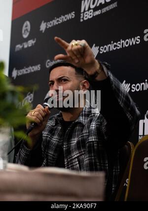 Valencia, Carabobo, Venezuela. 28. Oktober 2022. 28. Oktober 2022. Justin Rafael Quiles Rivera, bekannt als J Quiles, ist ein Reggaeton und Trap-Sänger und Songwriter, der während einer Pressekonferenz vor seinem Konzert in der Stadt Valencia, Venezuela, zu sehen ist. Foto: Juan Carlos Hernandez (Bild: © Juan Carlos Hernandez/ZUMA Press Wire) Stockfoto