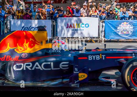 GUADALAJARA, MEXIKO - 25 2022. OKTOBER: Showrun Checo Perez, Formel 1 Red Bull Einsitzer RB7 Stockfoto