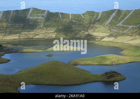Eine Luftaufnahme der wunderschönen Caldeirao Lagune auf der Insel Corvo in hellem Sonnenlicht auf den Azoren, Portugal Stockfoto