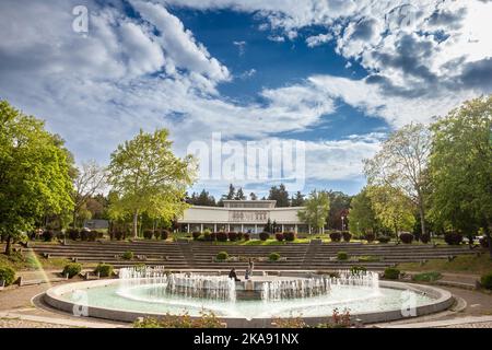 Bild von Muzej istorije jugoslavije in belgrad, Serbien, mit einem Brunnen davor. Das Museum von Jugoslawien ist ein öffentliches Geschichtsmuseum in Belgrad, Stockfoto