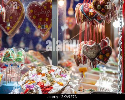 Bild der Stände eines süßigkeitenmarktes, auf dem Süßigkeiten auf losen, verschiedenen Arten, wie Lutscher, Gummibären und andere Zuckersorten, angeboten werden Stockfoto