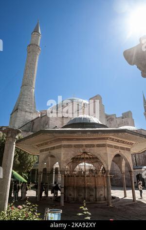 Bild des Sadirvan der Sophienmoschee. Hagia Sophia, offiziell die Hagia Sophia große Moschee ist eine Moschee und wichtige kulturelle und histo Stockfoto