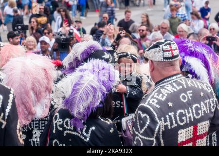 London, Großbritannien. 2. Juni 2022. Öffentliche Ausstellung und Treffen von Generationen von Pearly Kings und Queens auf dem Trafalgar Square mit einem Kind in Kostümen. Stockfoto