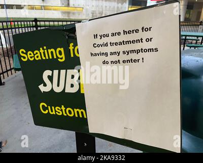 Augusta, GA USA - 12 14 21: Covid-Schild auf einem Subway-Sandwich-Einzelhandelsgeschäft Stockfoto