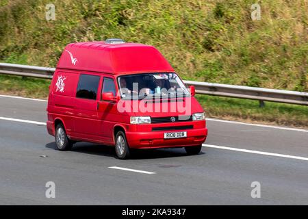 1998 90s Neunzigers Red VW VOLKSWAGEN Transporter 1200 CVN C/C SWB 2,5 2461cc Benziner 4-Gang-Automatik; unterwegs auf der M6 Motorway UK Stockfoto