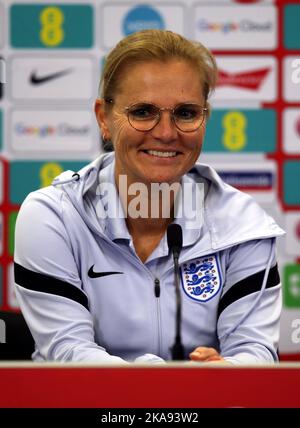 Die englische Managerin Sarina Wiegman bei einer Pressekonferenz im St. George's Park, Burton Upon Trent. Bilddatum: Dienstag, 1. November 2022. Stockfoto