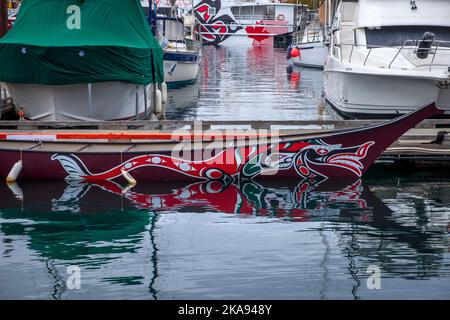 Kanu im traditionellen West Coast First Nations Design, Hafen, Victoria, British Columbia, Kanada Stockfoto