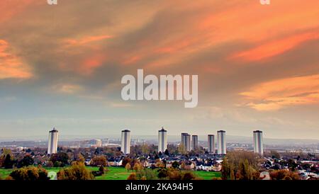 Glasgow, Schottland, Großbritannien 1.. November 2022. UK Wetter: Nasser und winddiger roter Himmel, der uns den Fall des Sturms Claudio zeigt. Credit Gerard Ferry/Alamy Live News Stockfoto