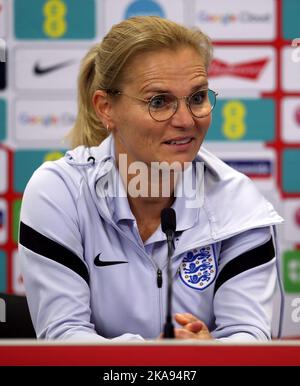 Die englische Managerin Sarina Wiegman bei einer Pressekonferenz im St. George's Park, Burton Upon Trent. Bilddatum: Dienstag, 1. November 2022. Stockfoto