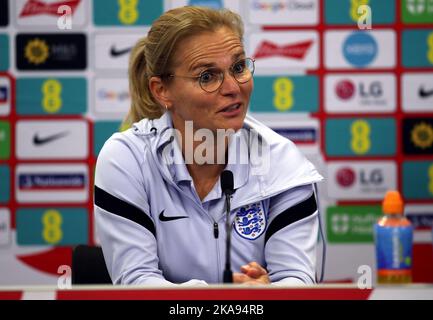 Die englische Managerin Sarina Wiegman bei einer Pressekonferenz im St. George's Park, Burton Upon Trent. Bilddatum: Dienstag, 1. November 2022. Stockfoto