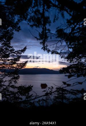 Blick auf die Straße von Rosario; Blick auf Baker Preserve, Lummi Island, Washington, USA; San Juan Islands; Orcas Island in der Ferne Stockfoto