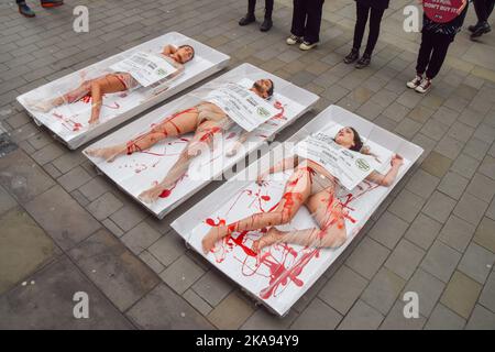 London, Großbritannien. 01.. November 2022. PETA-Aktivisten (People for the Ethical Treatment of Animals), die während eines Protestes vor dem Whole Foods-Laden neben dem Piccadilly Circus am Weltvegan Day als „Free-Range Human Meat“ verpackt angesehen wurden, um die Tatsache hervorzuheben, dass „humane“ Etiketten auf Fleisch bedeutungslos sind, Die Menschen an die Schrecken der Fleischindustrie zu erinnern und den Veganismus zu fördern. Kredit: SOPA Images Limited/Alamy Live Nachrichten Stockfoto