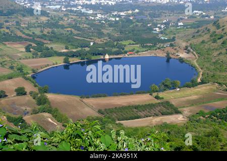 Landschaftlich schöner Blick auf Mastani Talav oder den See von Dive Ghat aus, der in der Nähe des Dorfes Wadki liegt und um 1720 in Pune, Maharashtra, Indien, gebaut wurde. Stockfoto