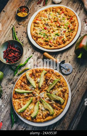 Pizza-Fotografie im Restaurant mit Requisiten Stockfoto