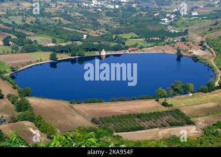 Landschaftlich schöner Blick auf Mastani Talav oder den See von Dive Ghat aus, der in der Nähe des Dorfes Wadki liegt und um 1720 in Pune, Maharashtra, Indien, gebaut wurde. Stockfoto