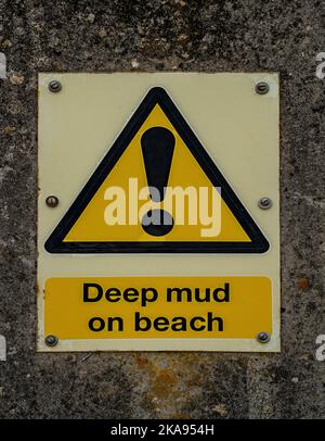 Dreieckiges Warnschild: Deep Mud on Beach Stockfoto