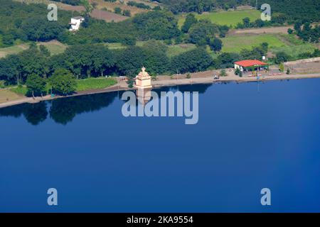 Landschaftlich schöner Blick auf Mastani Talav oder den See von Dive Ghat aus, der in der Nähe des Dorfes Wadki liegt und um 1720 in Pune, Maharashtra, Indien, gebaut wurde. Stockfoto