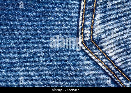 Teil einer blauen Denim-Jeans-Hintergrundtasche mit Naht und orangefarbenen Fadenstichen Stockfoto