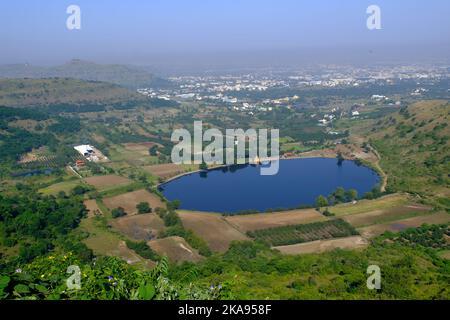 Landschaftlich schöner Blick auf Mastani Talav oder den See von Dive Ghat aus, der in der Nähe des Dorfes Wadki liegt und um 1720 in Pune, Maharashtra, Indien, gebaut wurde. Stockfoto