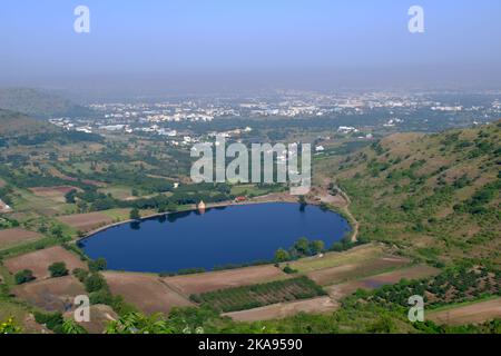 Landschaftlich schöner Blick auf Mastani Talav oder den See von Dive Ghat aus, der in der Nähe des Dorfes Wadki liegt und um 1720 in Pune, Maharashtra, Indien, gebaut wurde. Stockfoto