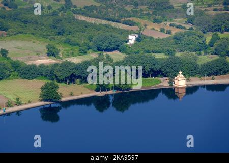 Landschaftlich schöner Blick auf Mastani Talav oder den See von Dive Ghat aus, der in der Nähe des Dorfes Wadki liegt und um 1720 in Pune, Maharashtra, Indien, gebaut wurde. Stockfoto