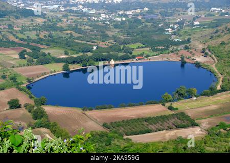 Landschaftlich schöner Blick auf Mastani Talav oder den See von Dive Ghat aus, der in der Nähe des Dorfes Wadki liegt und um 1720 in Pune, Maharashtra, Indien, gebaut wurde. Stockfoto