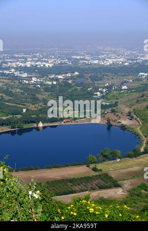 Landschaftlich schöner Blick auf Mastani Talav oder den See von Dive Ghat aus, der in der Nähe des Dorfes Wadki liegt und um 1720 in Pune, Maharashtra, Indien, gebaut wurde. Stockfoto