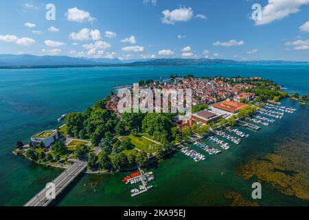 Luftaufnahme zur schönen Stadt Lindau am Bodensee mit ihrer berühmten Altstadt auf der Insel Stockfoto