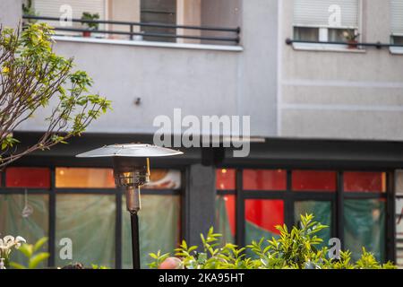 Bild eines Brenners eines Terrassenheizers, der im Winter in einem Barrestaurant verwendet wird, um Kunden auf Terrassen zu wärmen. Stockfoto