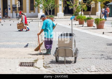 Ein Kubaner arbeitet an der gepflasterten Plaza Vieja in der Altstadt von Havanna. Dem Wahrzeichen fehlt die Anwesenheit von Touristen. + Stockfoto