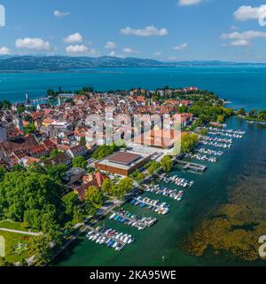 Luftaufnahme zur schönen Stadt Lindau am Bodensee mit ihrer berühmten Altstadt auf der Insel Stockfoto