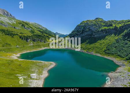 Der schön gelegene Formarin See in der Arlberger Region von oben Stockfoto