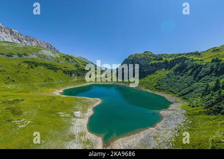 Der schön gelegene Formarin See in der Arlberger Region von oben Stockfoto