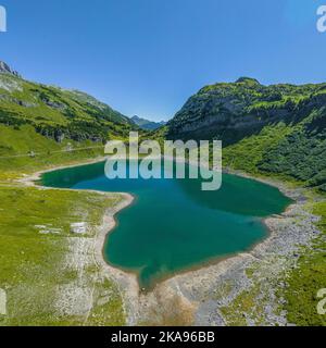 Der schön gelegene Formarin See in der Arlberger Region von oben Stockfoto