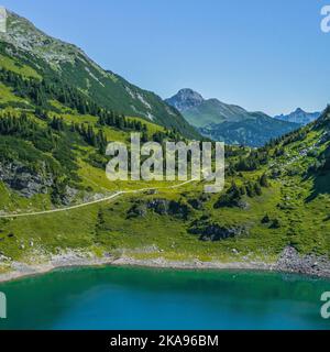 Der schön gelegene Formarin See in der Arlberger Region von oben Stockfoto