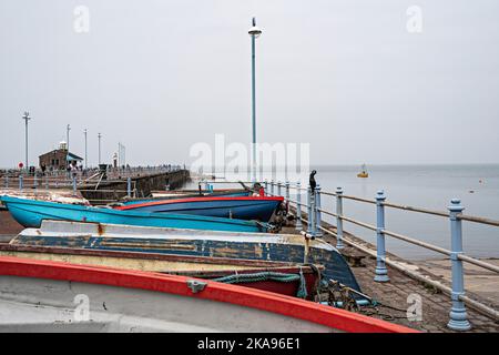 Fischerboote gelagert auf Stone Jetty, Morecambe Stockfoto