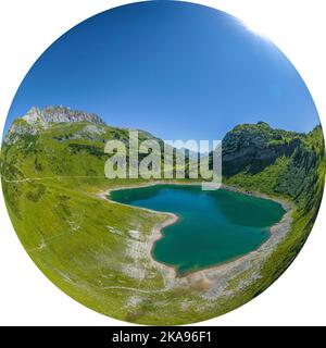 Der schön gelegene Formarin See in der Arlberger Region von oben Stockfoto