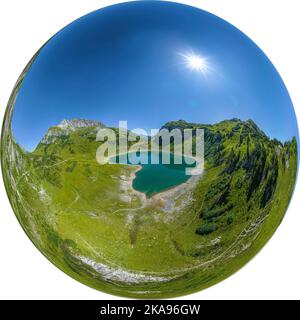 Der schön gelegene Formarin See in der Arlberger Region von oben Stockfoto