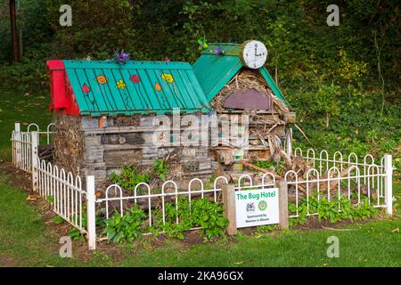 Bug Hotel im Grove Park, Weston Super Mare, Somerset UK im Oktober Stockfoto