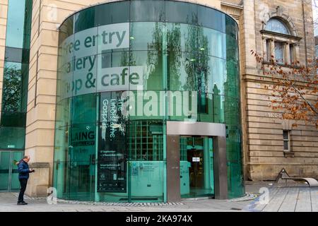 Ein Straßenblick auf die Laing Art Gallery in der Stadt Newcastle upon Tyne, Großbritannien. Stockfoto