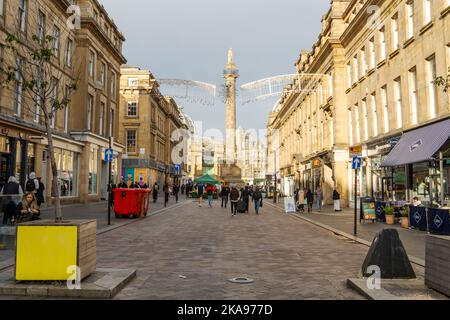 Blick auf die Grainger Street in Richtung Grey's Monument in der Stadt Newcastle upon Tyne, Großbritannien, mit Einkaufsmöglichkeiten Stockfoto