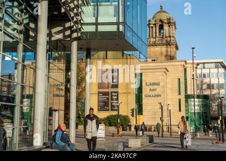 Ein Straßenblick auf die Laing Art Gallery in der Stadt Newcastle upon Tyne, Großbritannien. Stockfoto