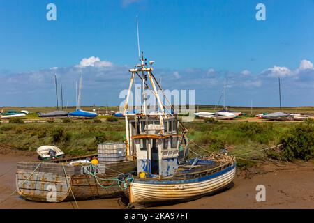 Vor den flachen Salzwiesen bei Brancaster an der nördlichen Norfolk-Küste im Osten Englands festgemacht. Stockfoto