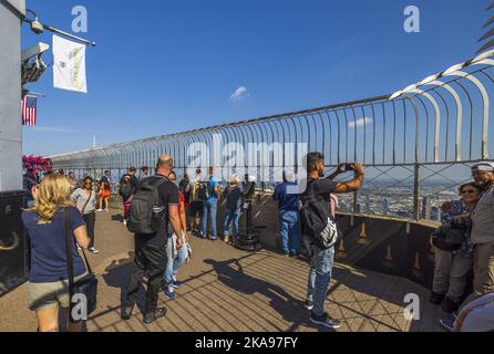 Blick auf Touristen auf dem offenen Hauptbeobachtungsposten des Empire State Building. New York. USA. Stockfoto