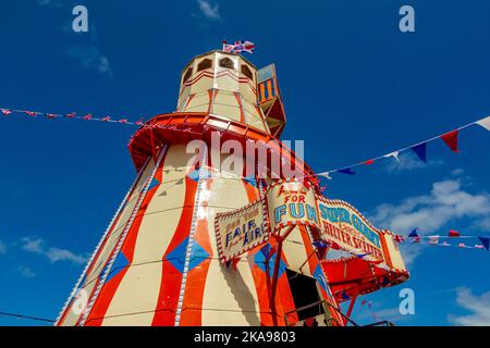 Helter Skelter Funfair reitet auf einem Messegelände in der Nähe von Hunstanton Beach im Westen von Norfolk an der Ostküste von England. Stockfoto