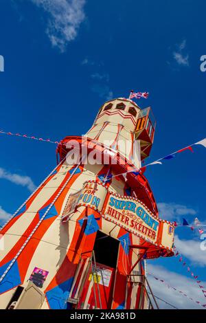 Helter Skelter Funfair reitet auf einem Messegelände in der Nähe von Hunstanton Beach im Westen von Norfolk an der Ostküste von England. Stockfoto