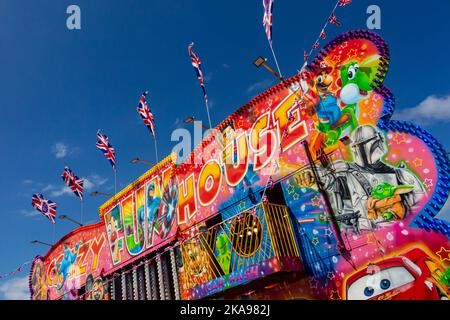Traditionelles Funfair-Haus auf einem Messegelände in der Nähe von Hunstanton Beach im Westen von Norfolk an der Ostküste Englands. Stockfoto
